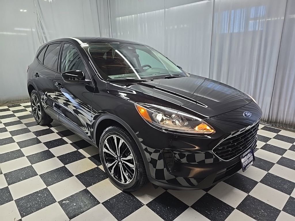 Used 2021 Ford Escape SE w/ SE Sport Appearance Package image 3