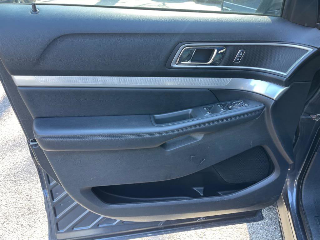 Used 2017 Ford Explorer XLT w/ Equipment Group 201A AWD/4WD image 13