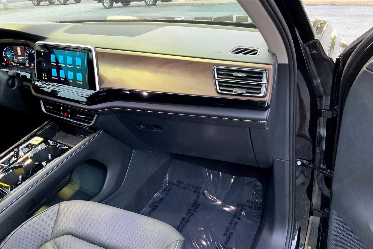 Used 2024 Volkswagen Atlas SE image 17