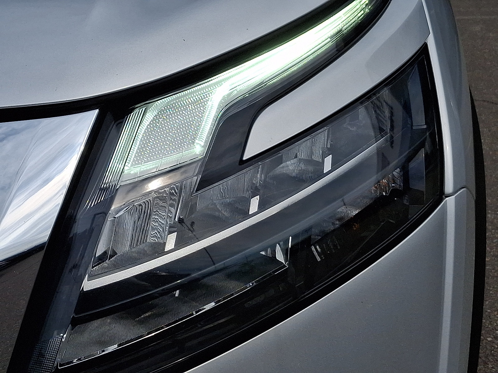 Used 2025 Nissan Pathfinder SL AWD/4WD image 9