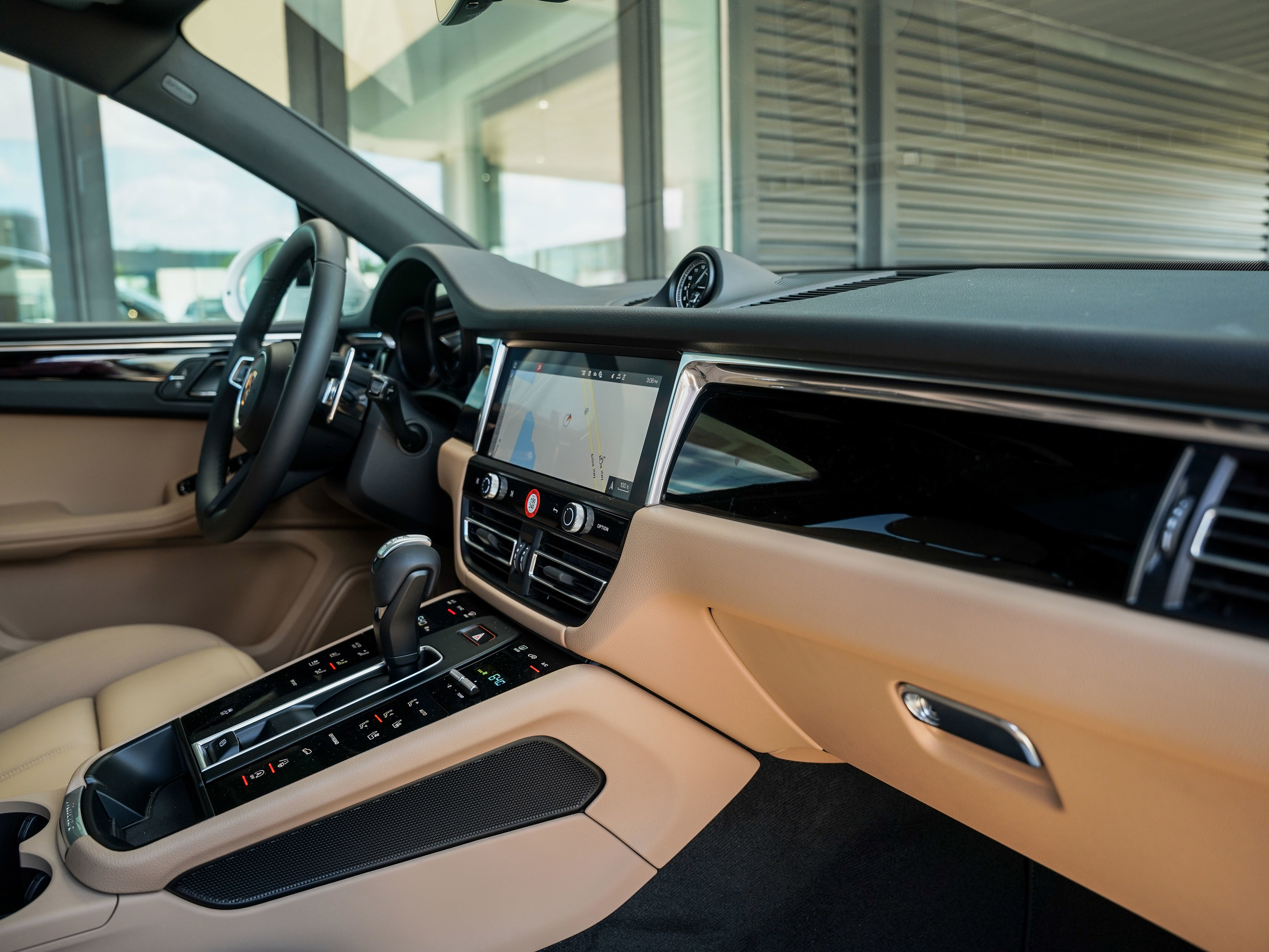 Certified 2025 Porsche Macan image 32