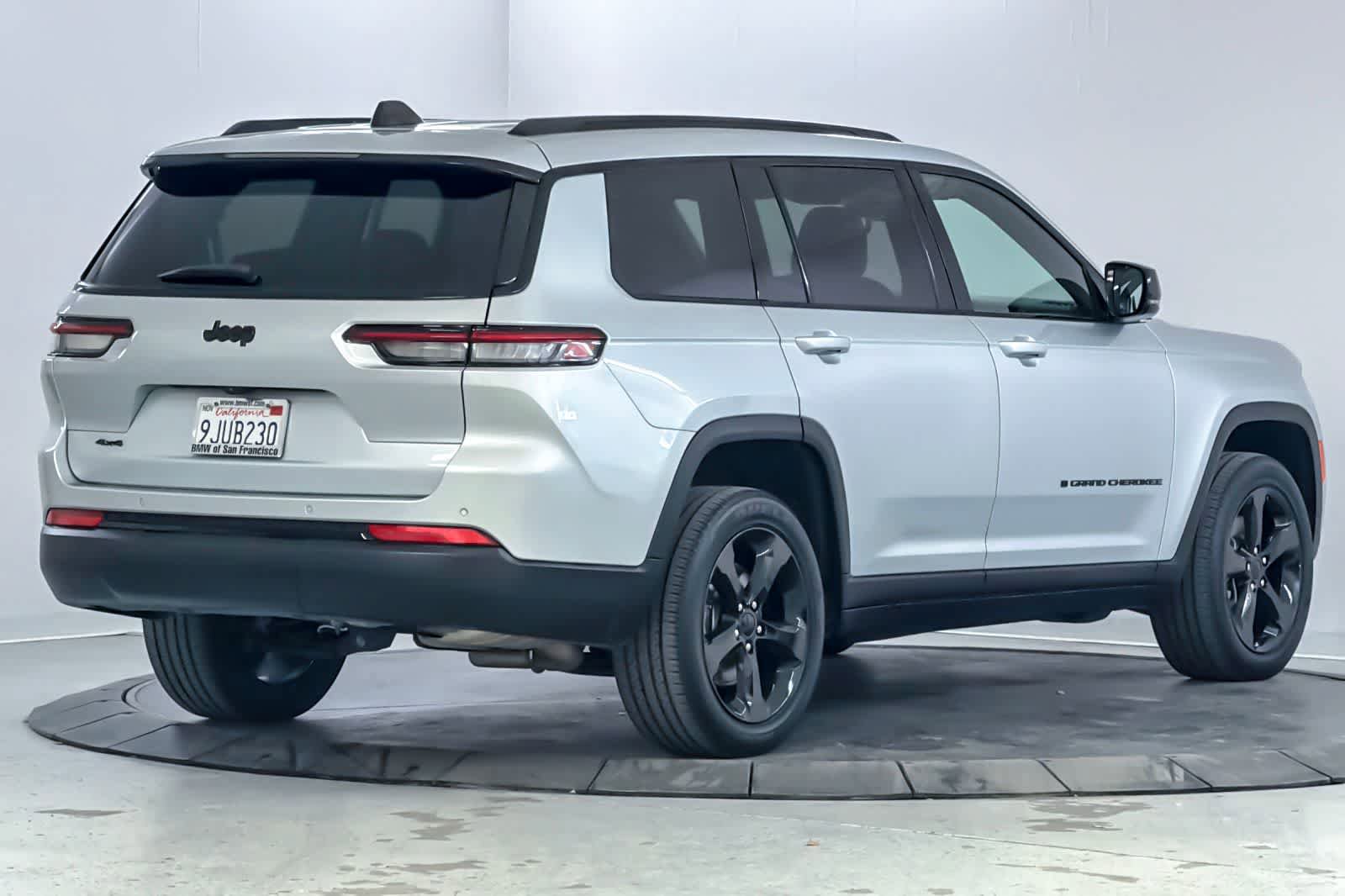 Used 2023 Jeep Grand Cherokee L Laredo AWD/4WD image 2
