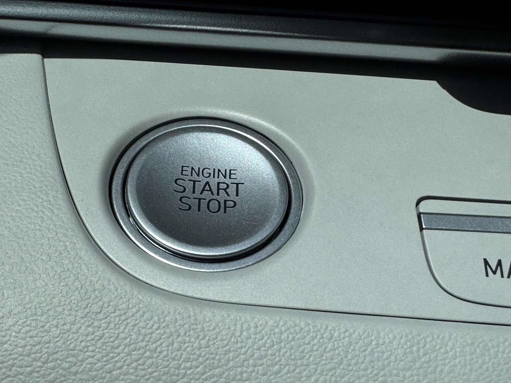 Certified 2025 Hyundai Elantra Limited FWD image 30