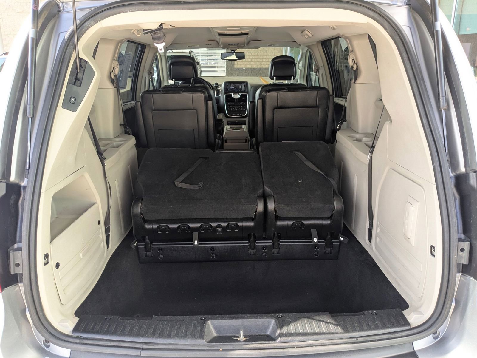 Used 2014 Chrysler Town & Country Touring-L w/ Driver Convenience Group FWD image 29