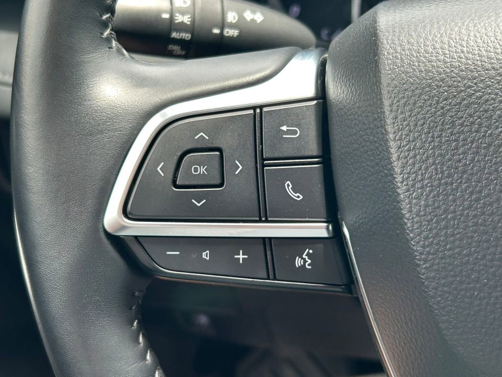 Used 2021 Toyota Highlander XSE FWD image 40