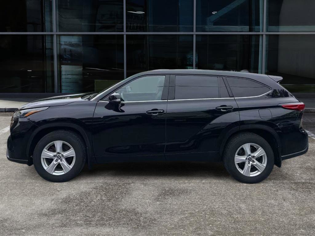 Used 2022 Toyota Highlander LE image 2