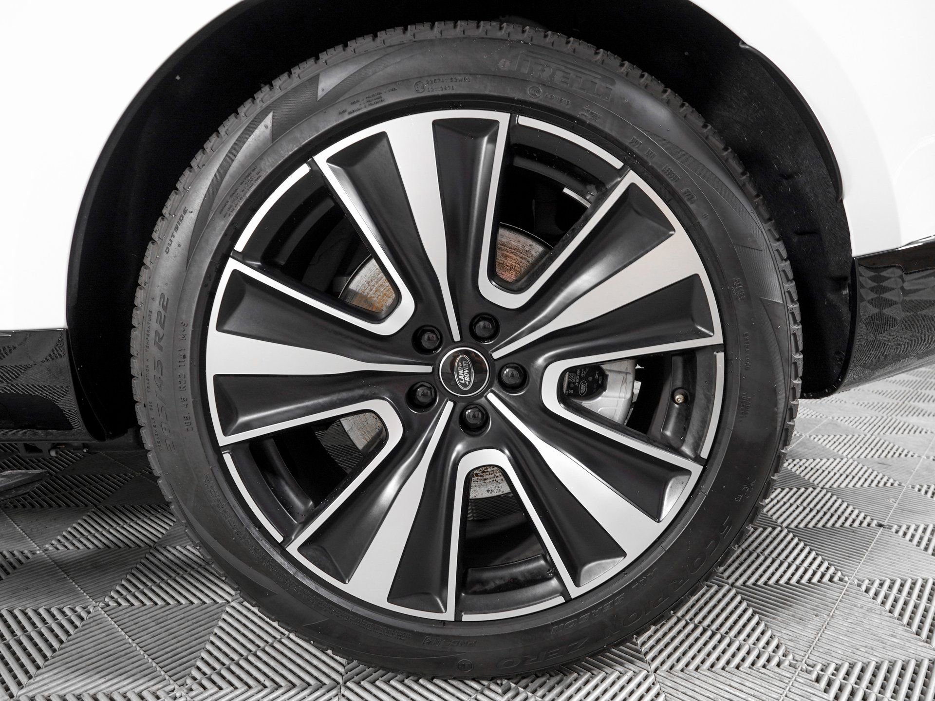 Used 2025 Land Rover Range Rover SE image 32