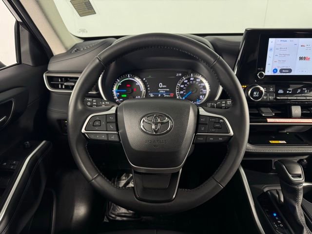 Used 2025 Toyota Highlander XLE image 24