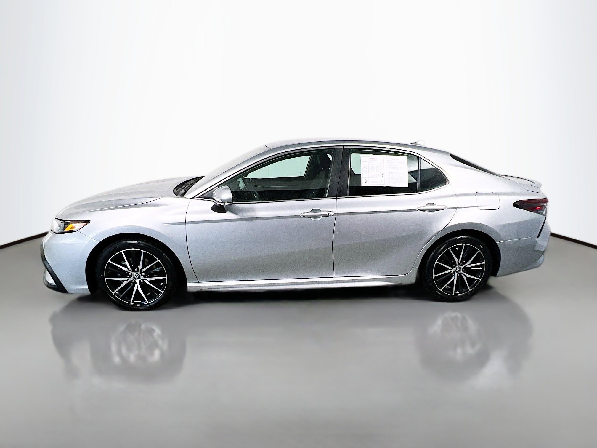 Used 2023 Toyota Camry SE image 9