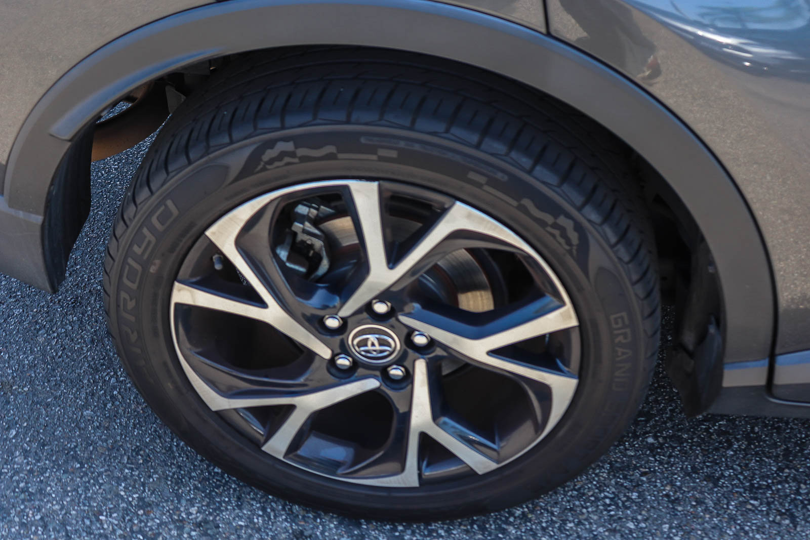 Used 2018 Toyota C-HR XLE FWD image 7