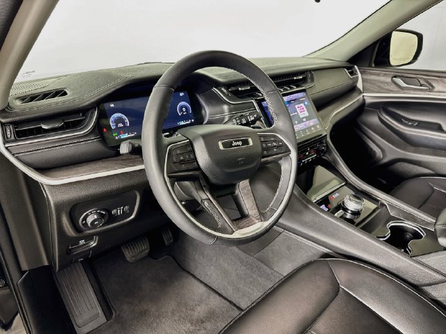 Used 2024 Jeep Grand Cherokee Limited w/ Black Appearance Package AWD/4WD image 12
