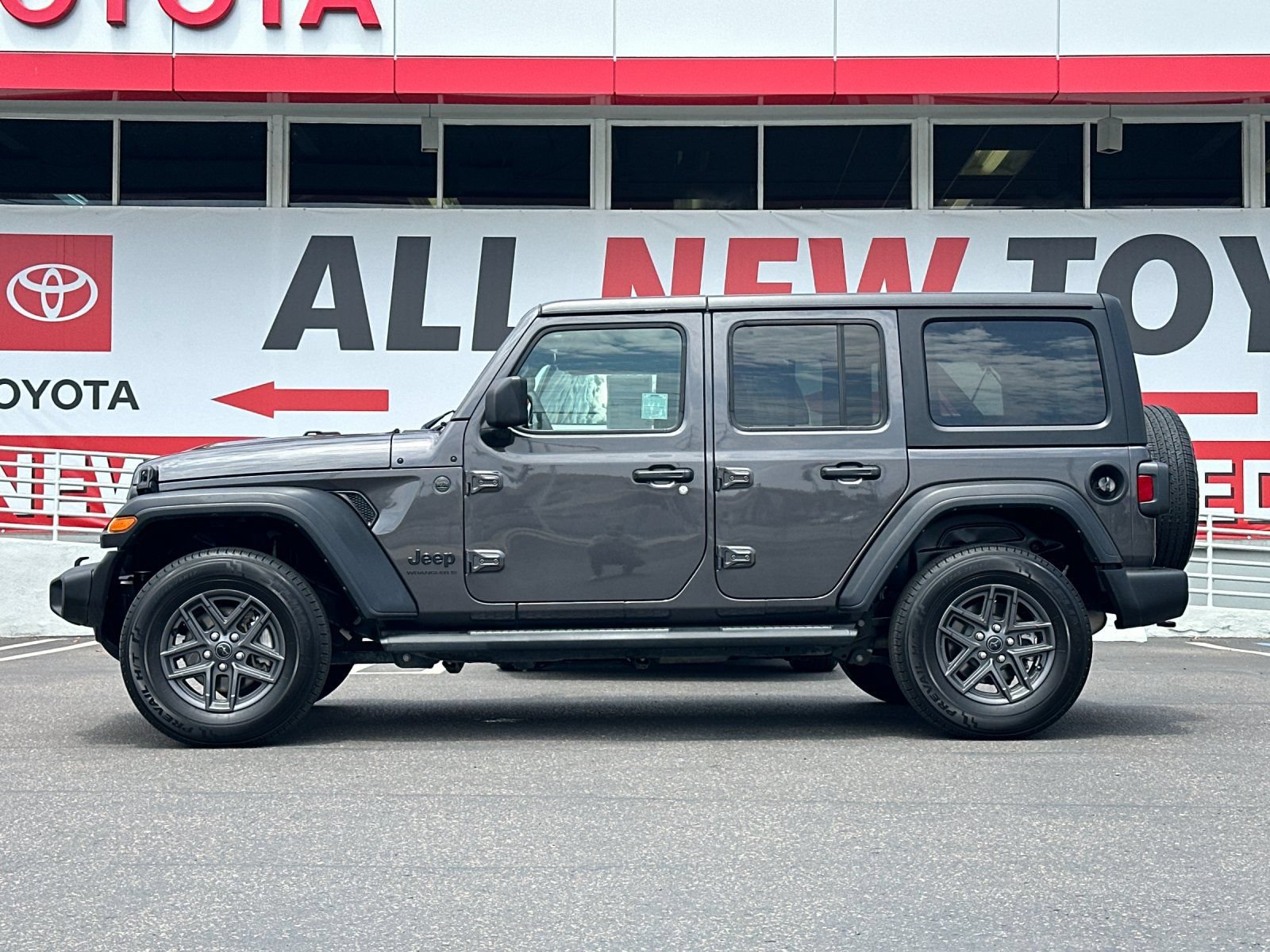 Used 2024 Jeep Wrangler Unlimited Sport AWD/4WD image 2