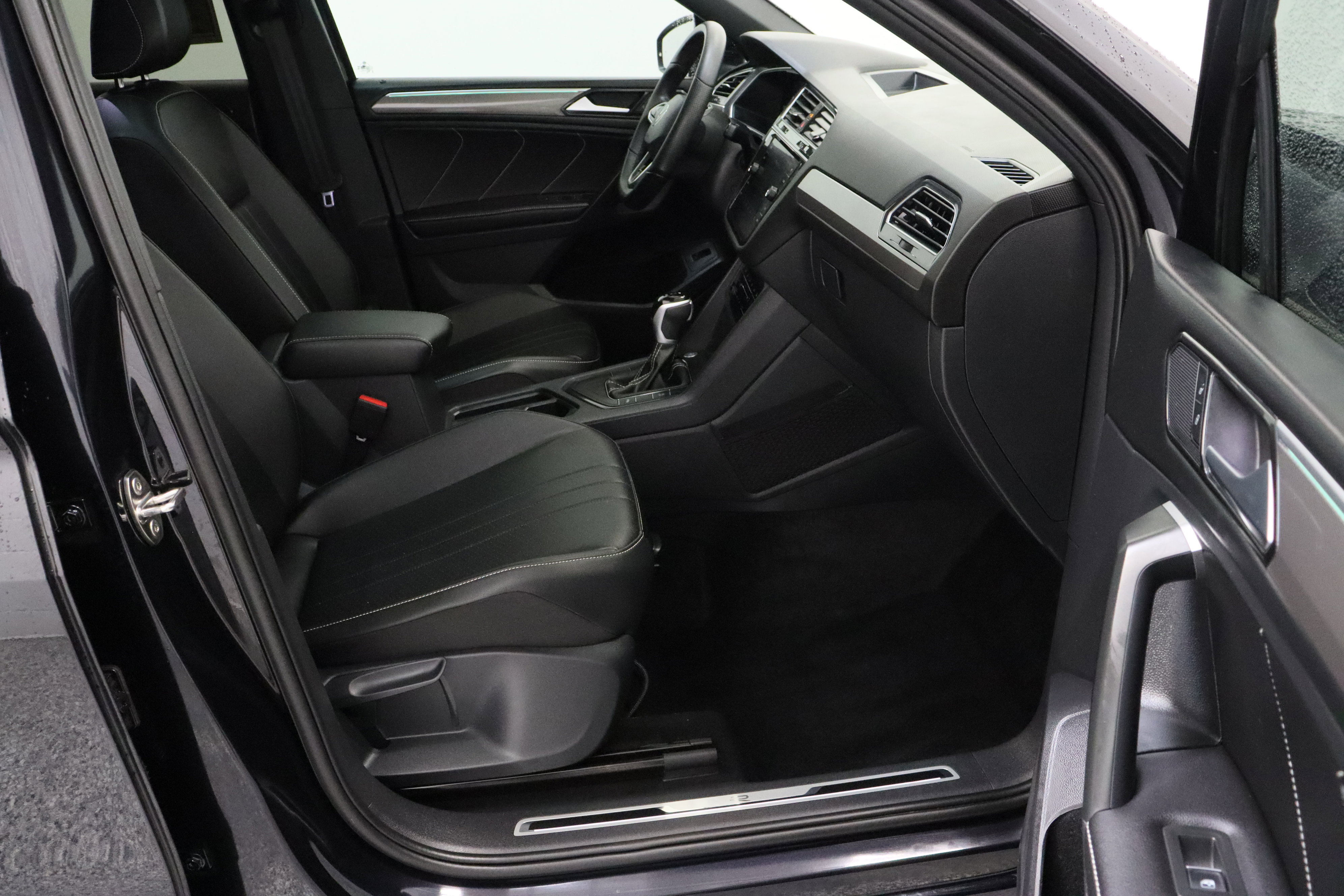 Used 2024 Volkswagen Tiguan SE R-Line FWD image 40