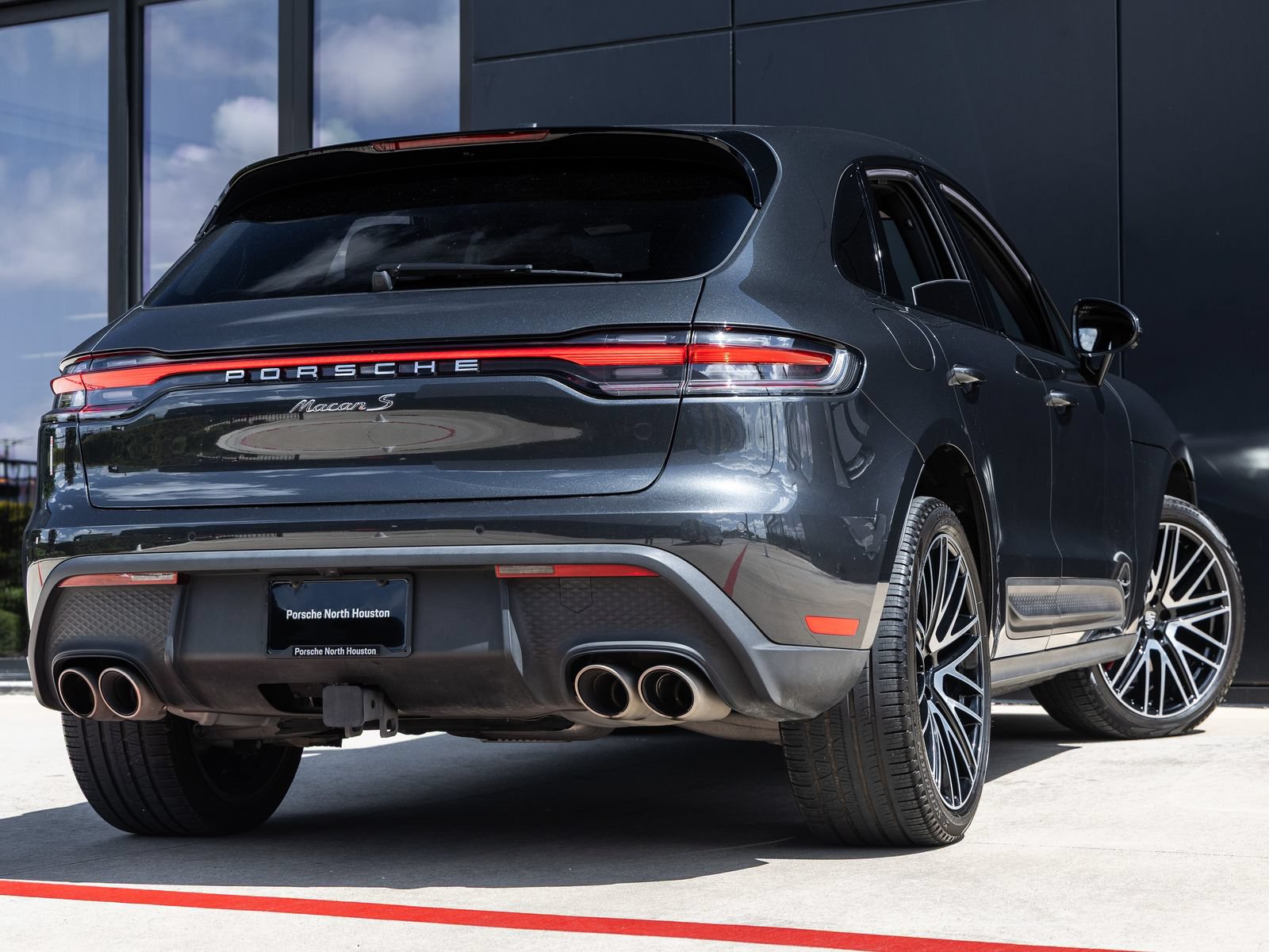 Certified 2024 Porsche Macan S AWD/4WD image 11