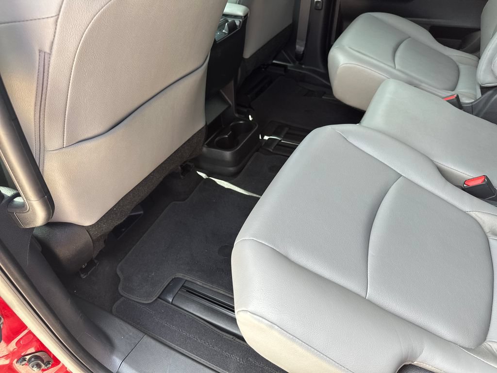 Used 2025 Toyota Sienna XLE FWD image 39