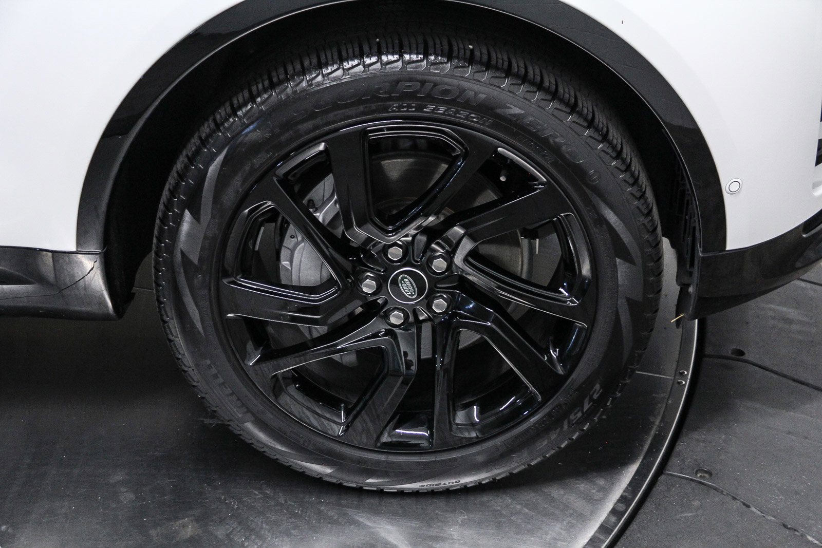 Used 2023 Land Rover Discovery S R-Dynamic image 9