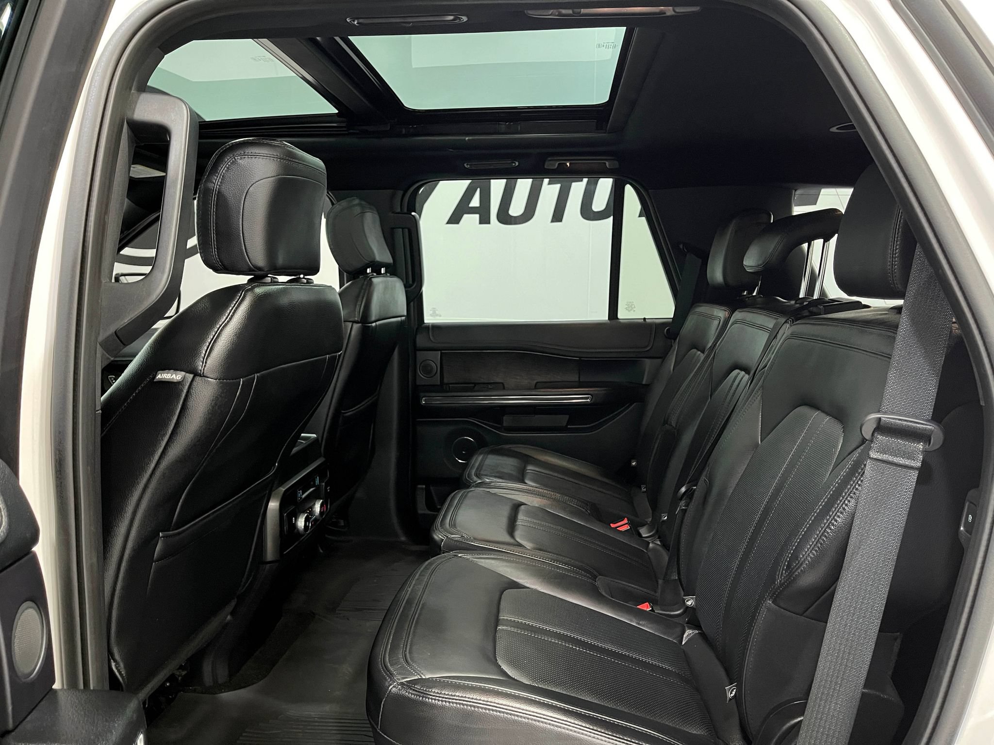Used 2019 Ford Expedition Limited w/ Equipment Group 302A AWD/4WD image 29