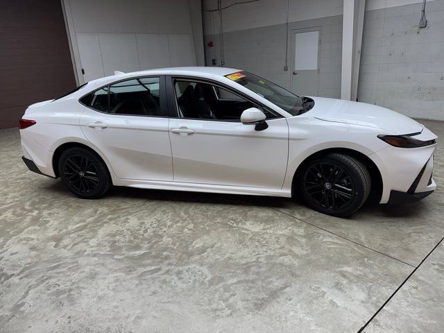 Used 2025 Toyota Camry SE image 6