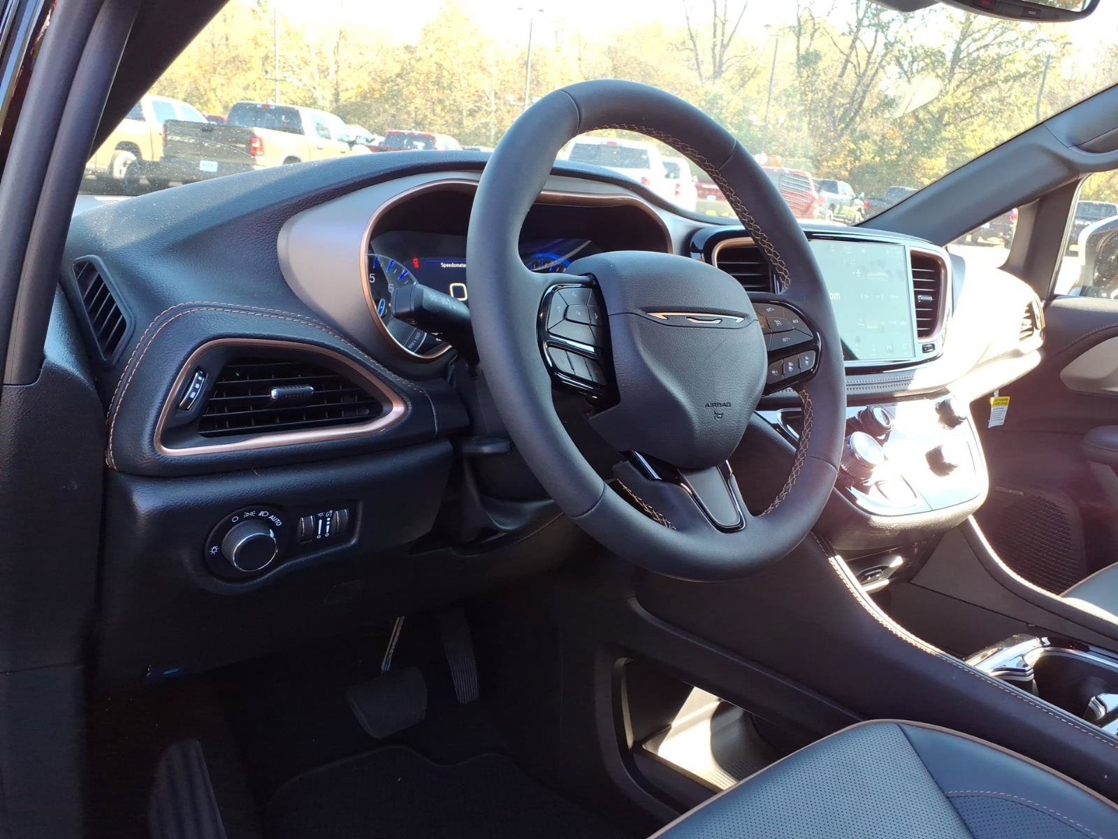 New 2027 Chrysler Pacifica Pinnacle w/ Theater Group FWD image 14