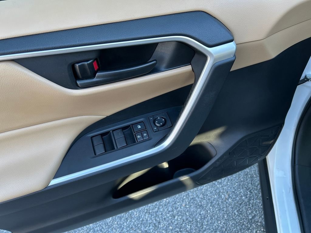 Used 2021 Toyota RAV4 LE image 13