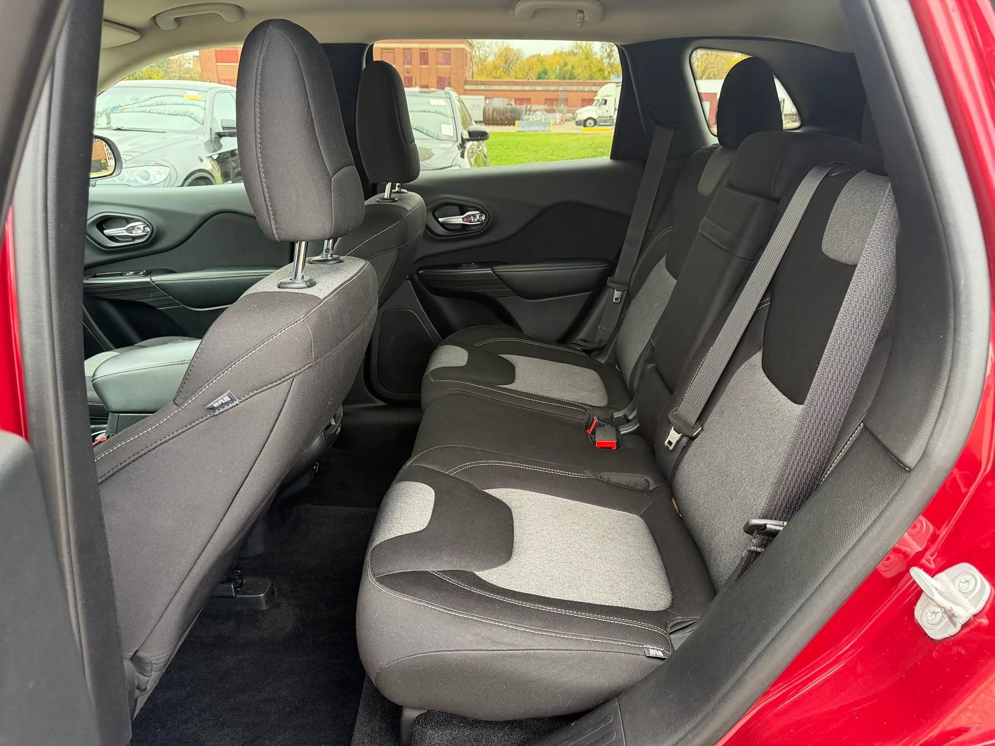 Used 2014 Jeep Cherokee Latitude AWD/4WD image 16