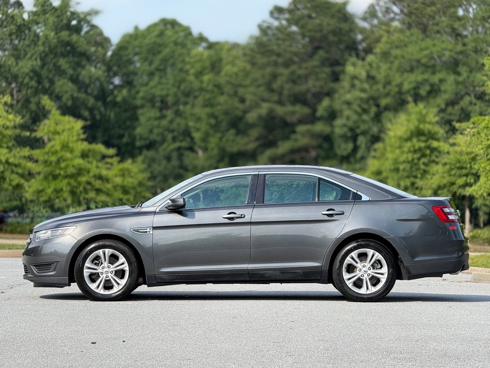 Used 2016 Ford Taurus SE FWD image 9