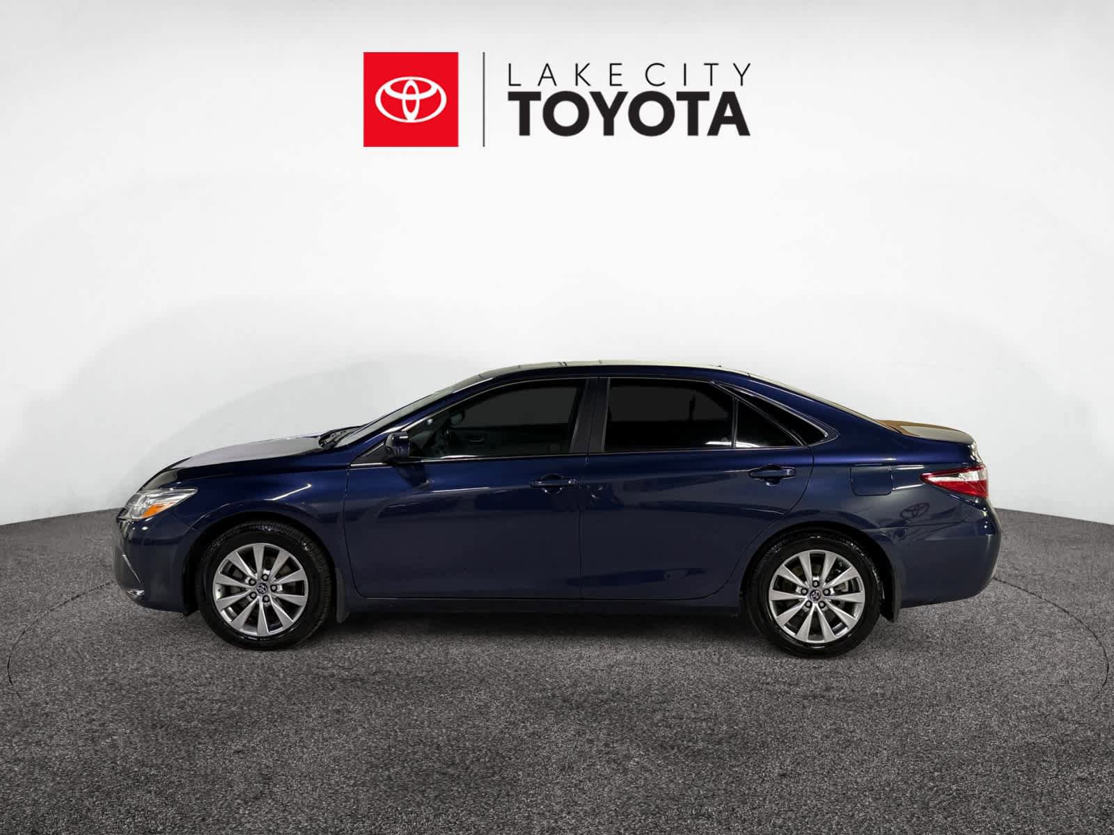 Used 2017 Toyota Camry XLE FWD image 3