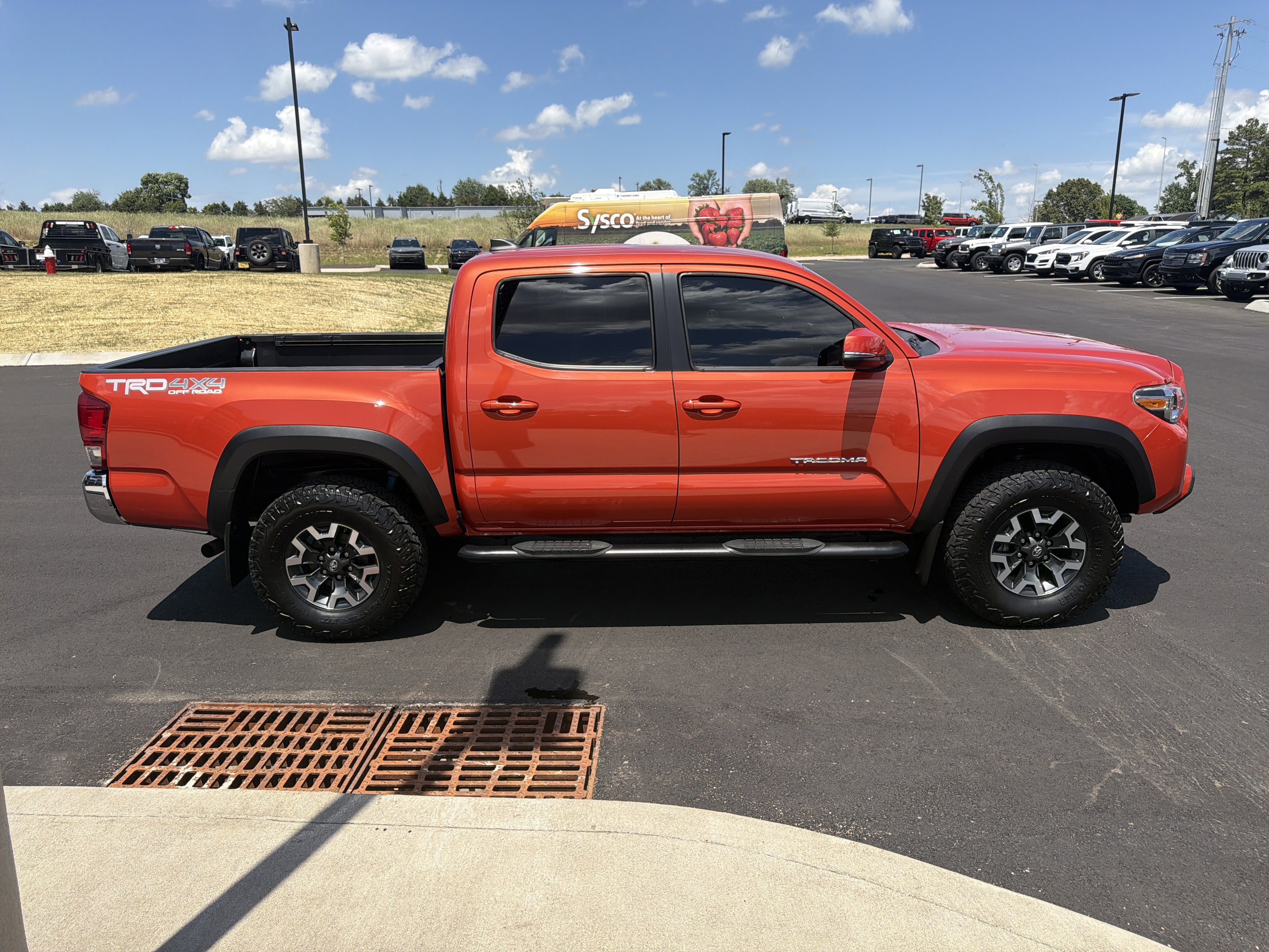 Used 2017 Toyota Tacoma TRD Off-Road w/ Tow Package (A/T) AWD/4WD image 8