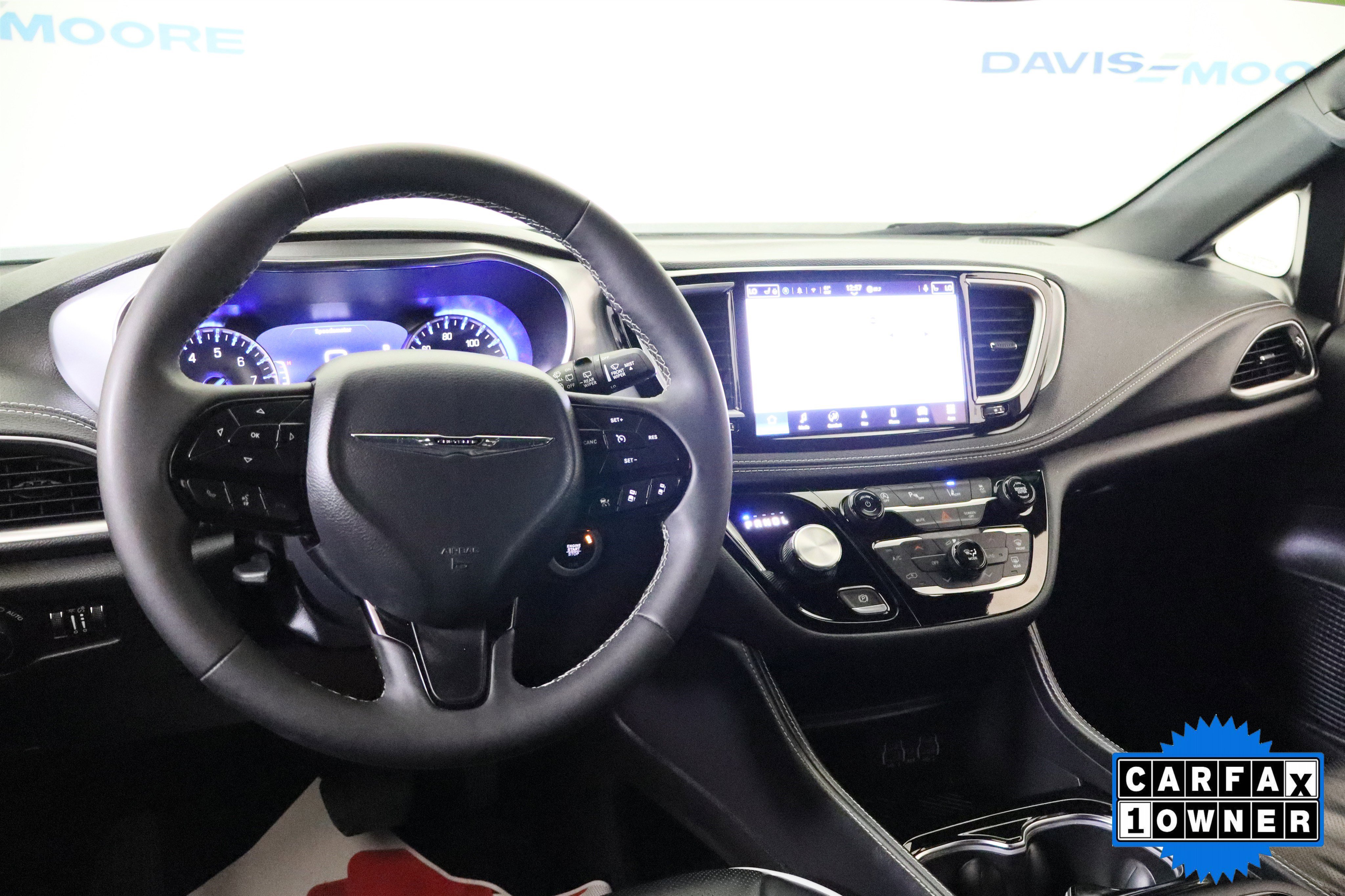 Used 2025 Chrysler Pacifica Limited image 17