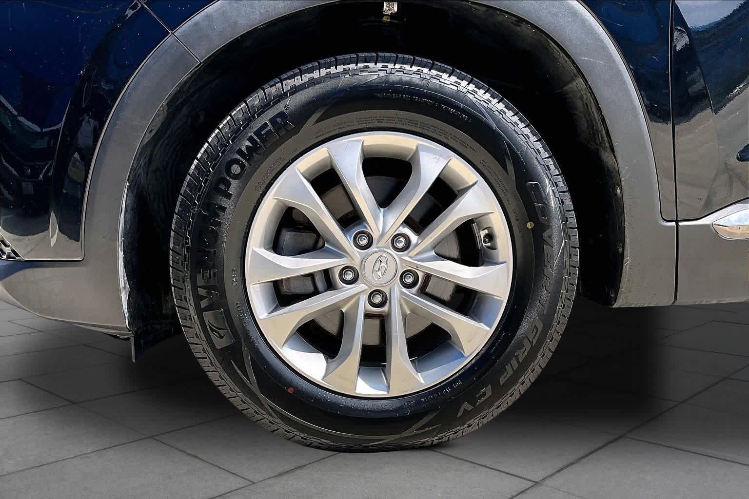 Used 2019 Hyundai Santa Fe SE FWD image 11