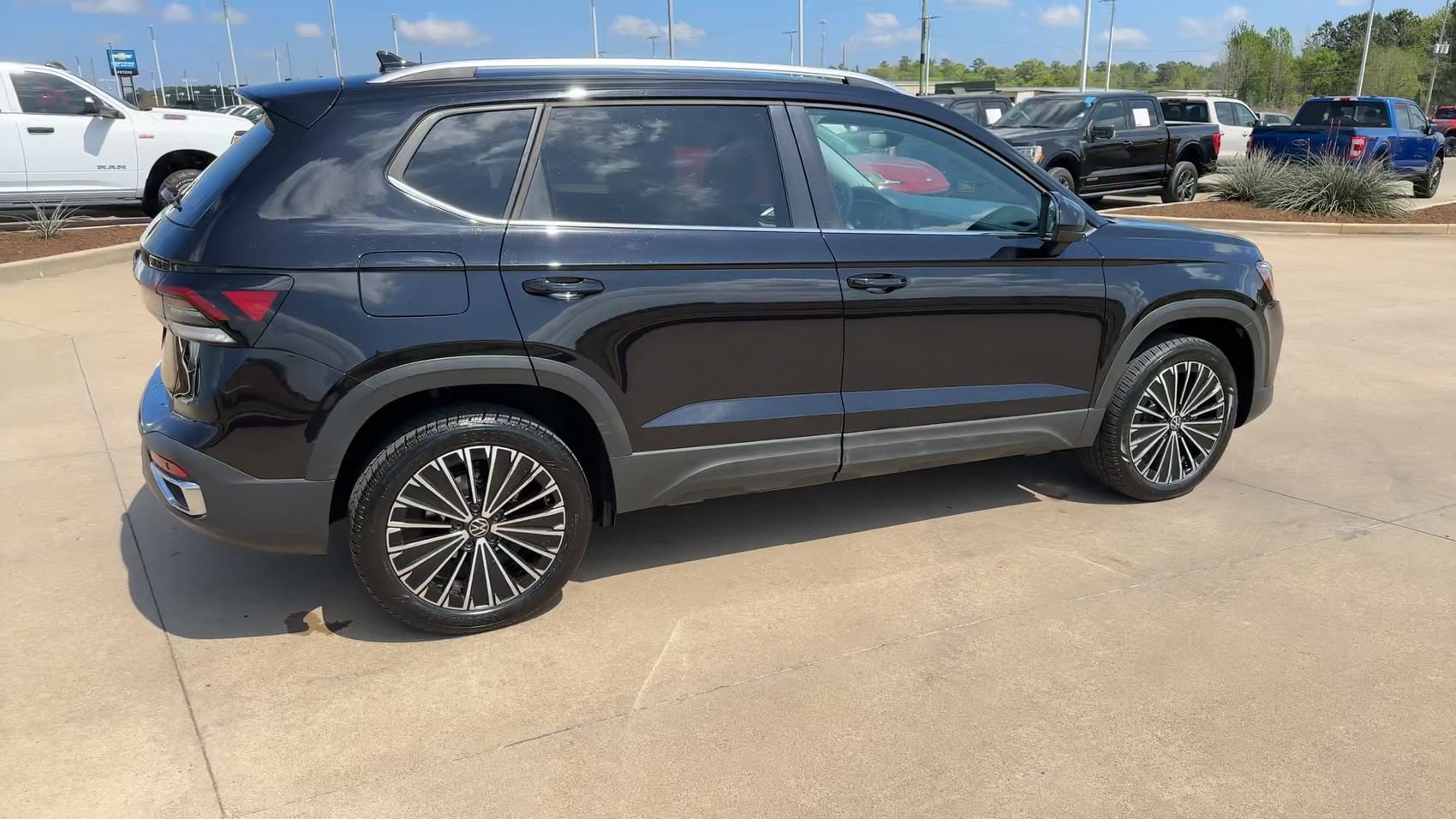 Used 2025 Volkswagen Taos SE FWD image 9