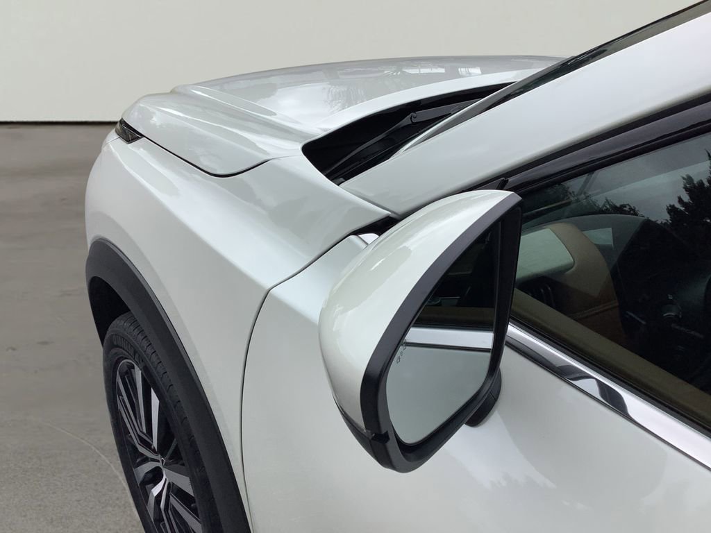 Used 2024 Nissan Pathfinder Platinum image 11