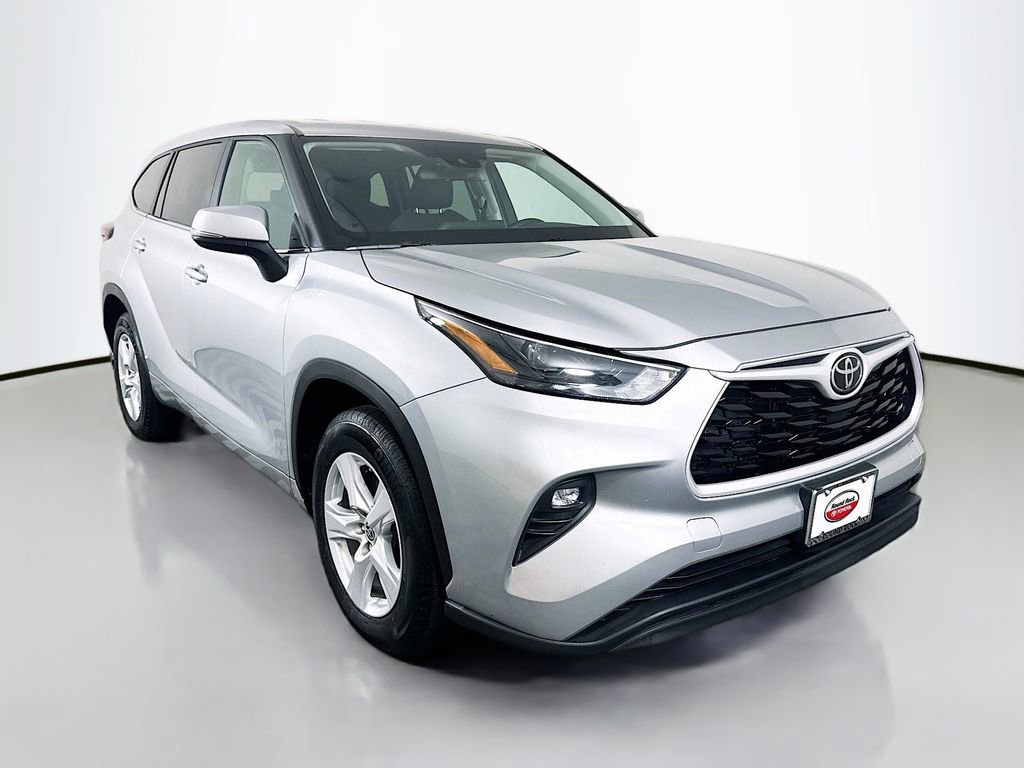 Certified 2025 Toyota Highlander LE FWD image 3