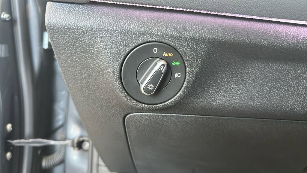 Certified 2025 Volkswagen Jetta SEL FWD image 28