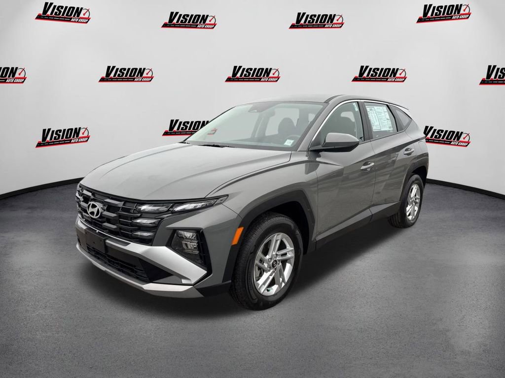 Certified 2025 Hyundai Tucson SE image 1