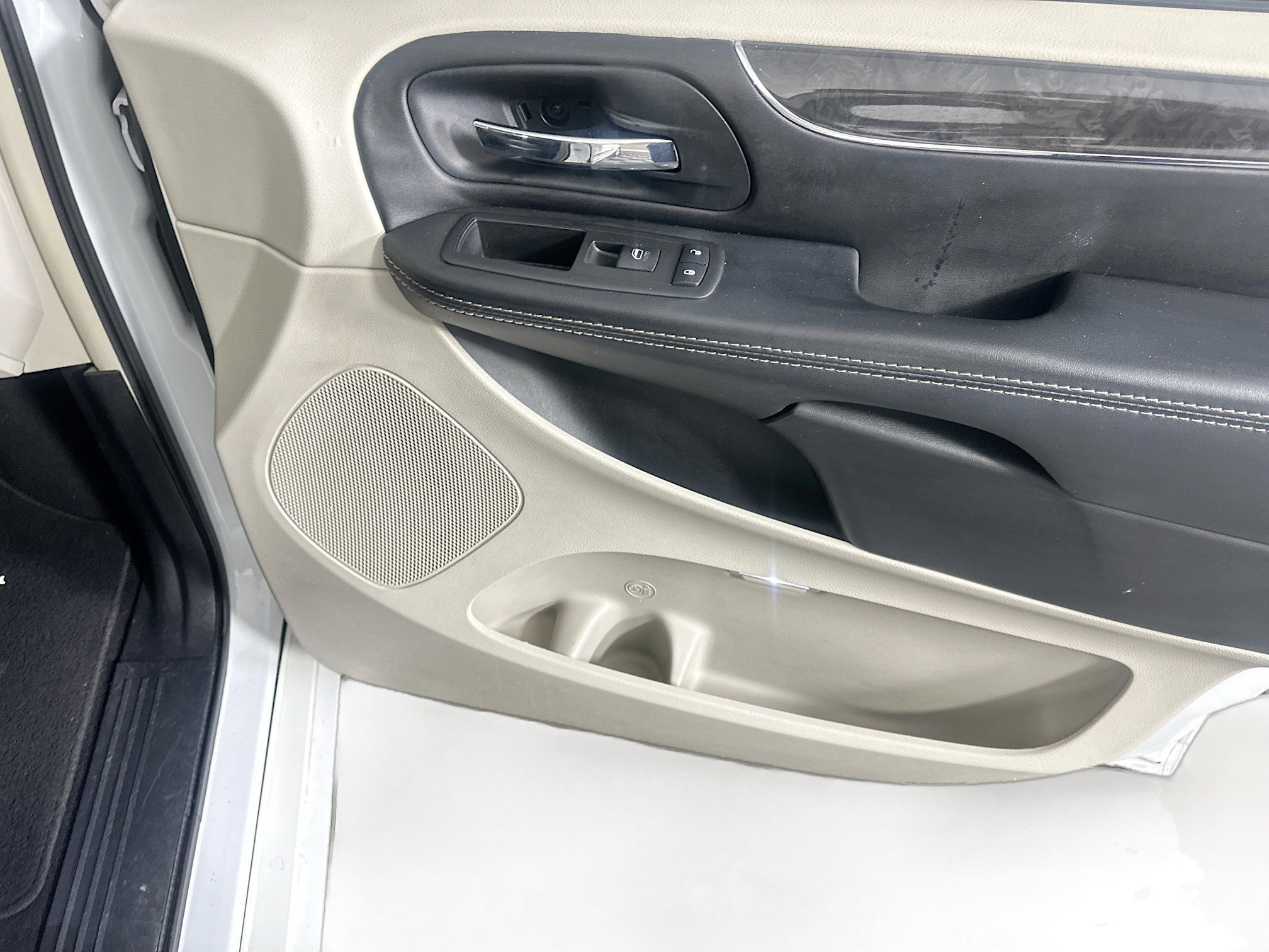 Used 2015 Chrysler Town & Country Touring FWD image 28
