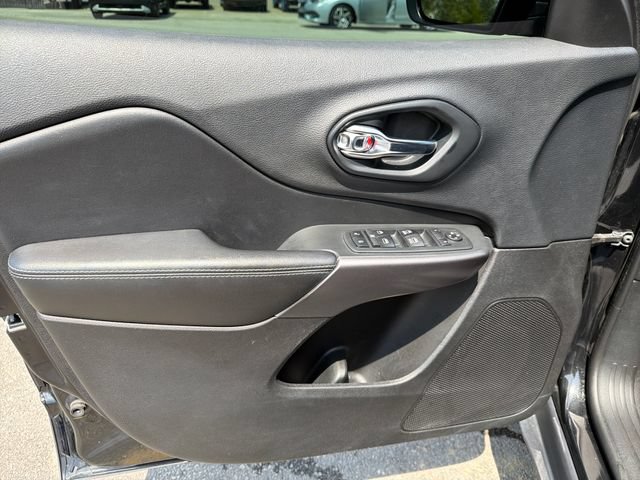 Used 2019 Jeep Cherokee Latitude Plus FWD image 16