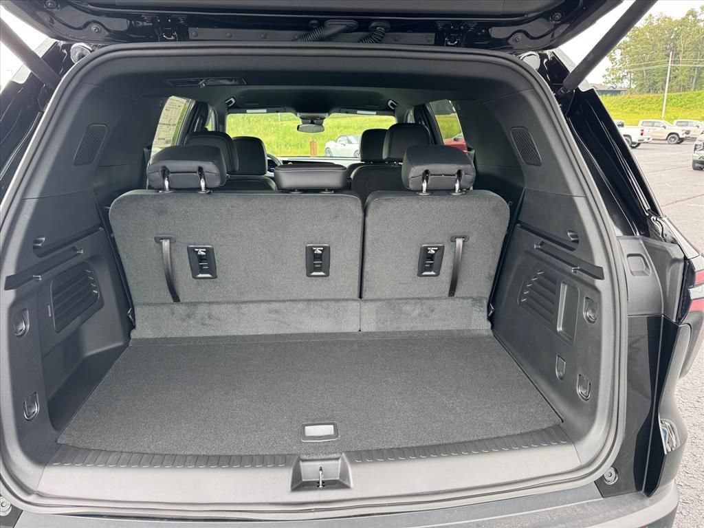 New 2027 Chevrolet Traverse LT FWD image 7