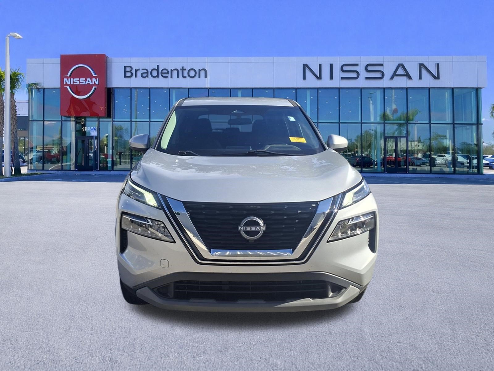 Used 2023 Nissan Rogue SV FWD image 2