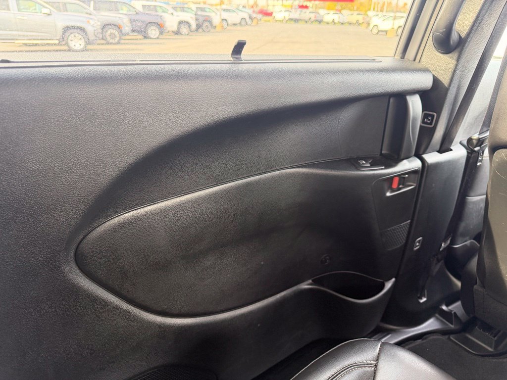 Used 2025 Chrysler Pacifica Select FWD image 12