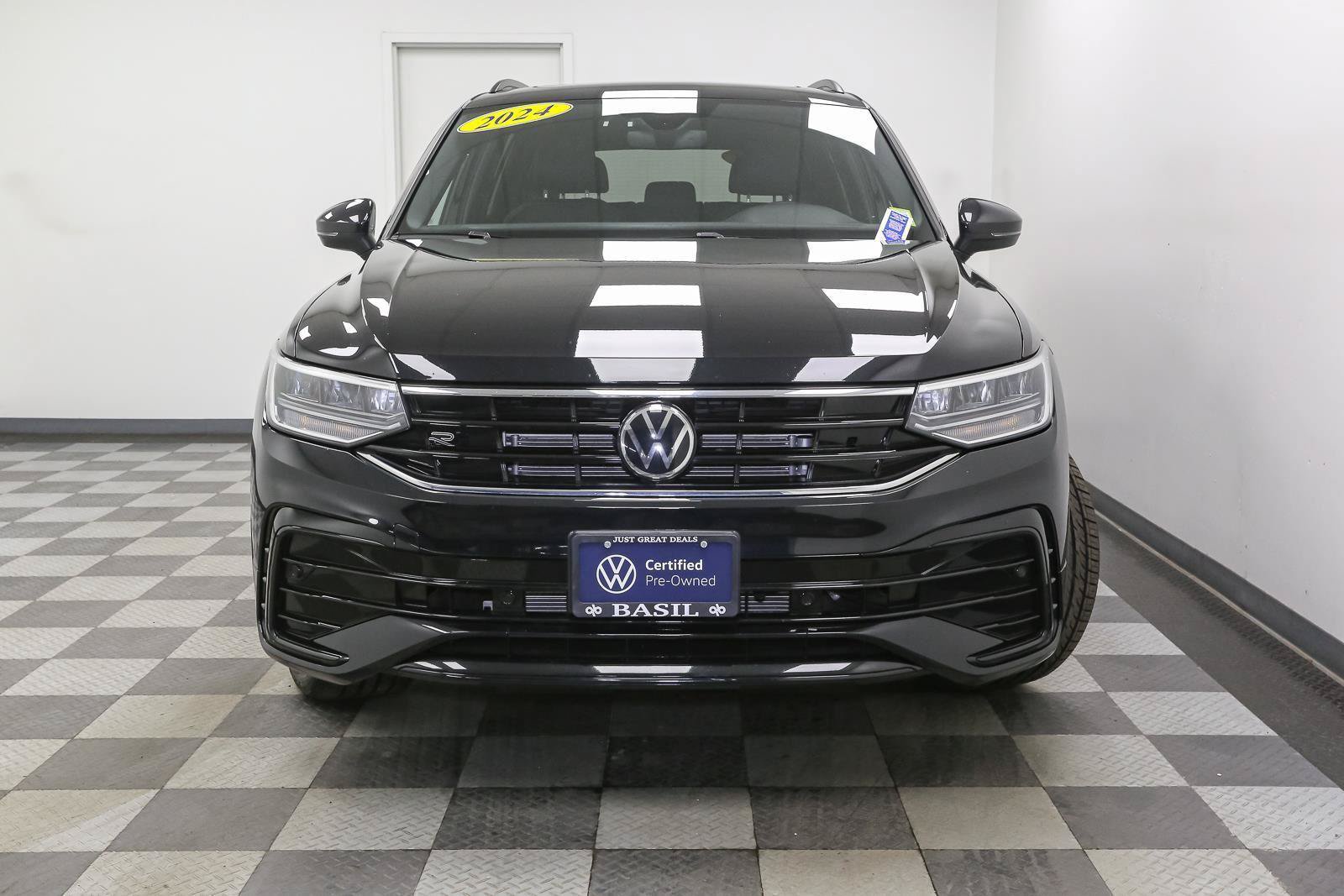 Certified 2024 Volkswagen Tiguan SE R-Line AWD/4WD image 4