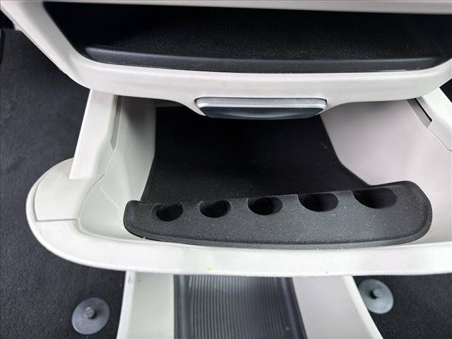 Used 2024 Chrysler Pacifica Limited FWD image 2