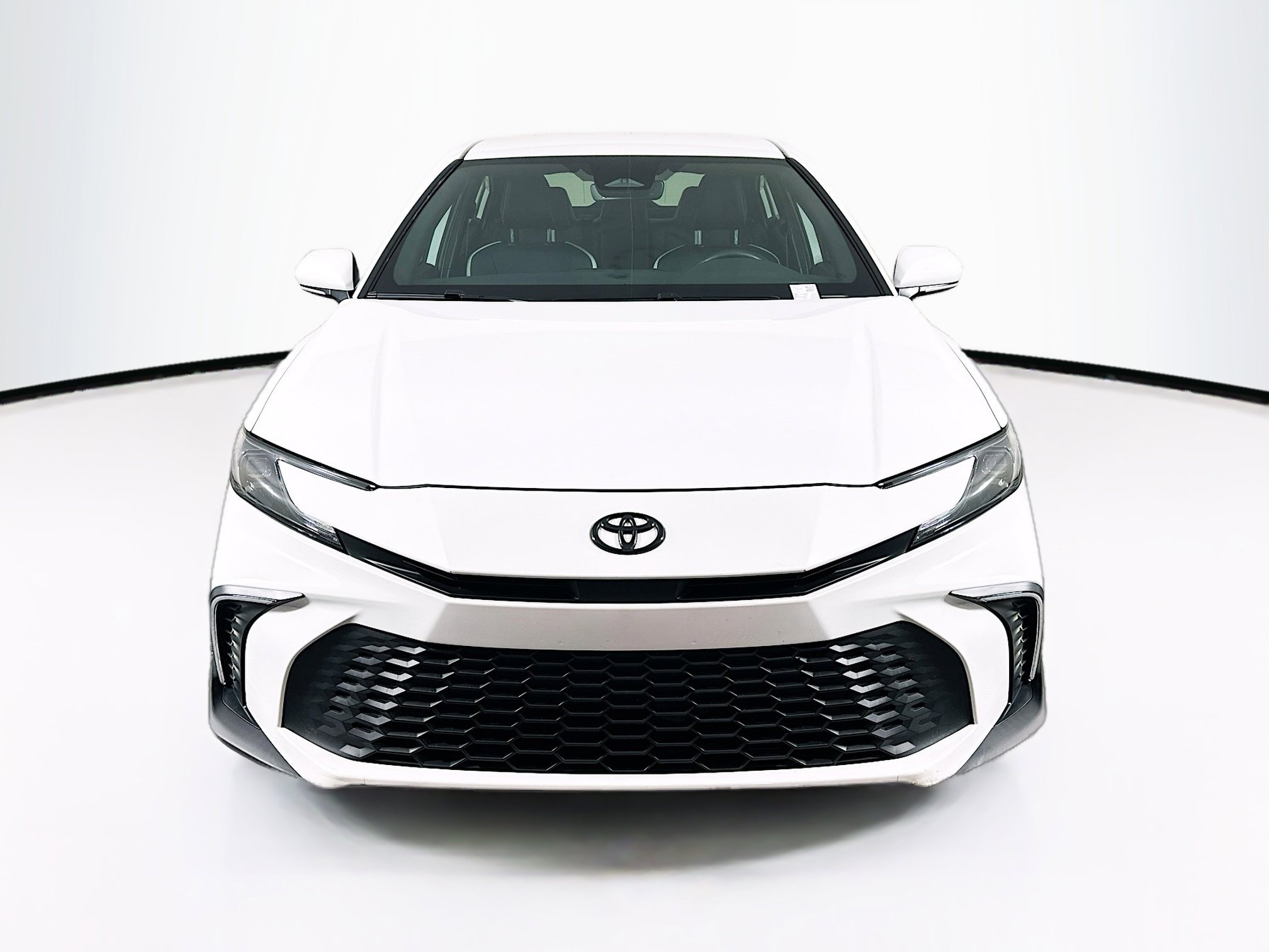 Used 2025 Toyota Camry SE image 2