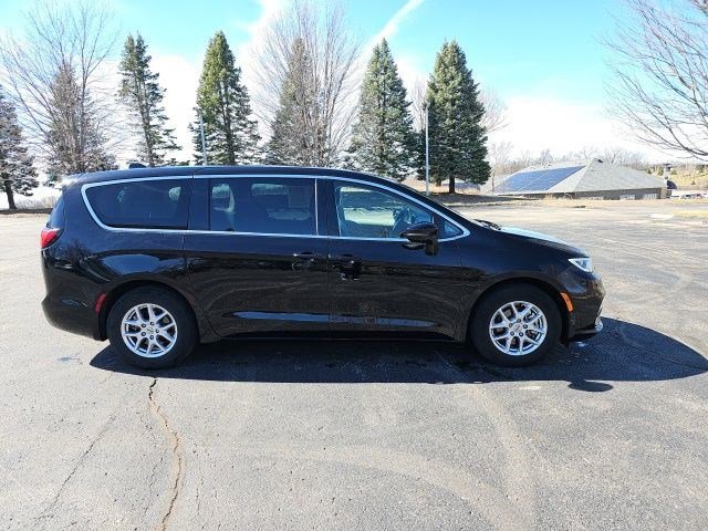 Used 2024 Chrysler Pacifica Touring-L image 7