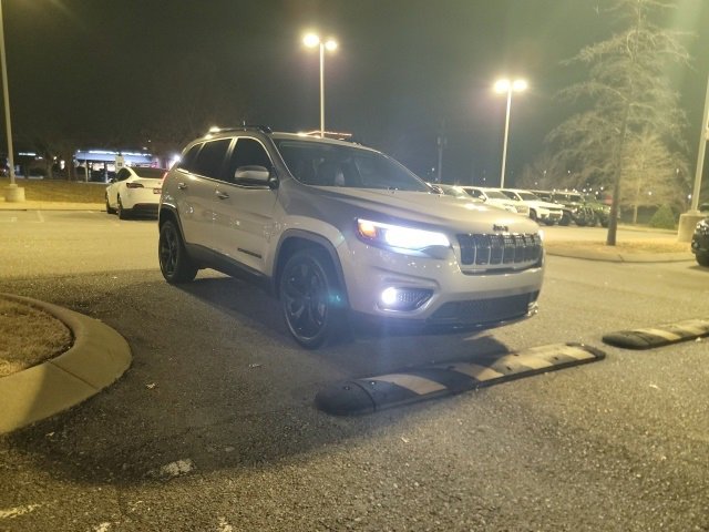 Used 2019 Jeep Cherokee Latitude Plus image 3