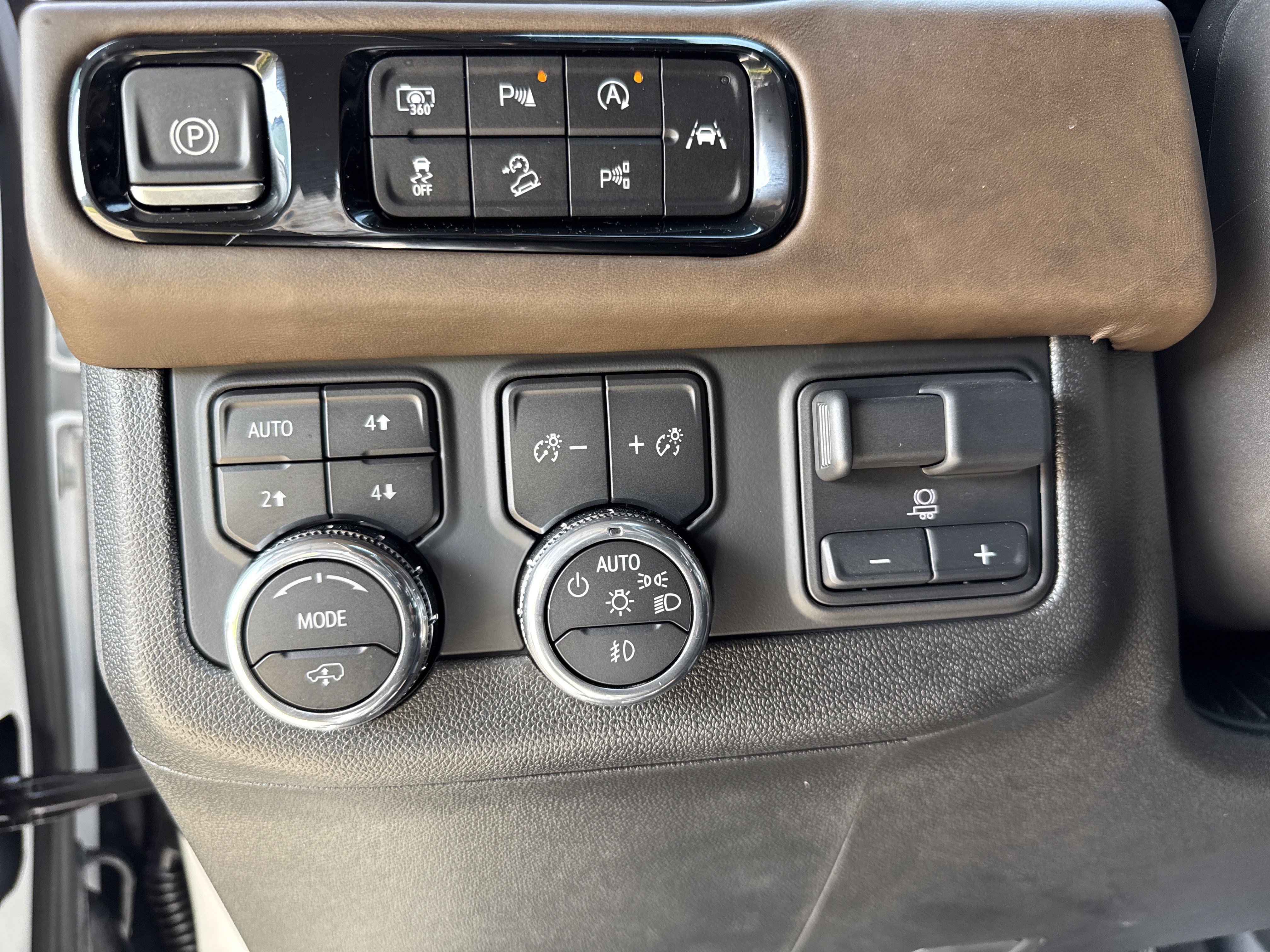 Used 2025 GMC Yukon Denali Ultimate w/ LPO, Floor Liner Package AWD/4WD image 19