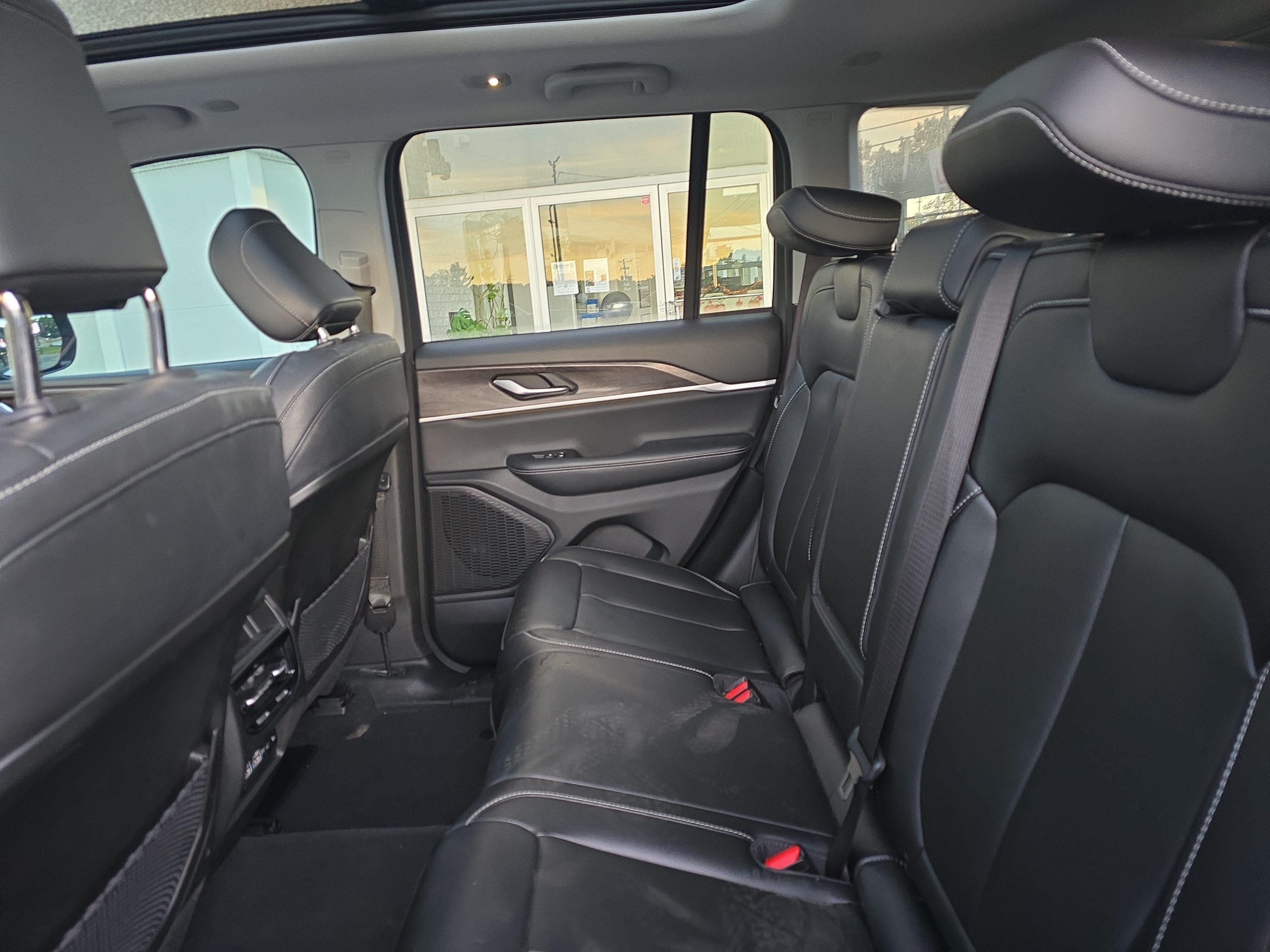 Used 2023 Jeep Grand Cherokee Limited w/ Black Appearance Package AWD/4WD image 16