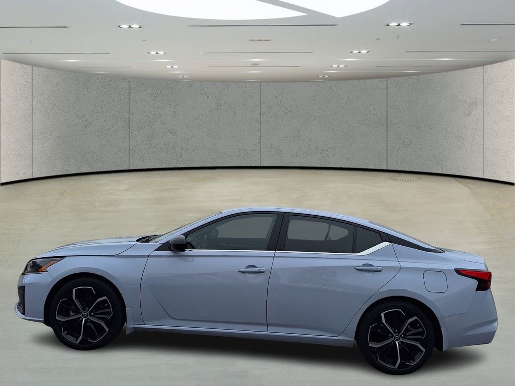 Used 2025 Nissan Altima 2.5 SR image 2