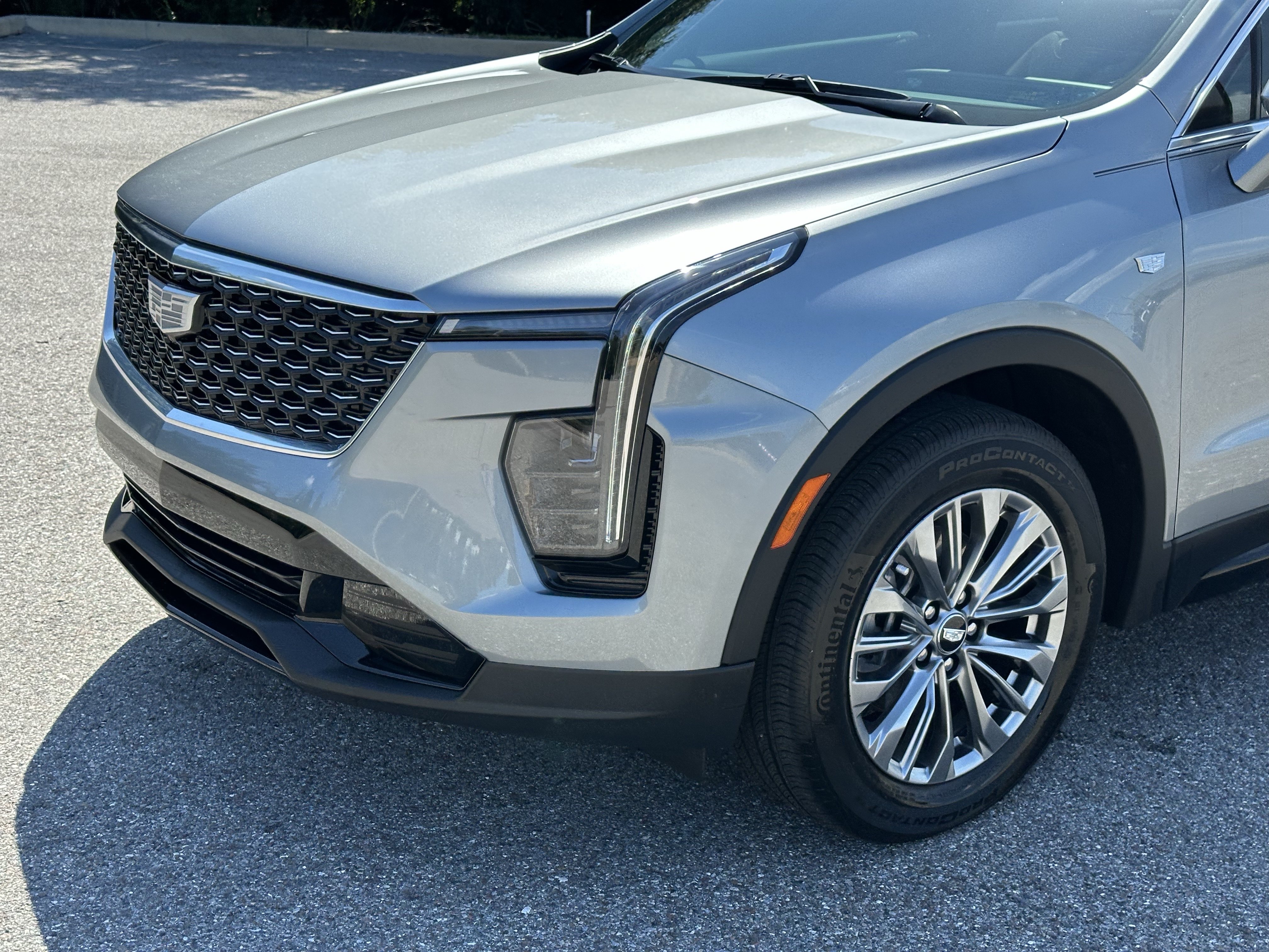 Used 2025 Cadillac XT4 Premium Luxury w/ Cold Weather Package FWD image 9