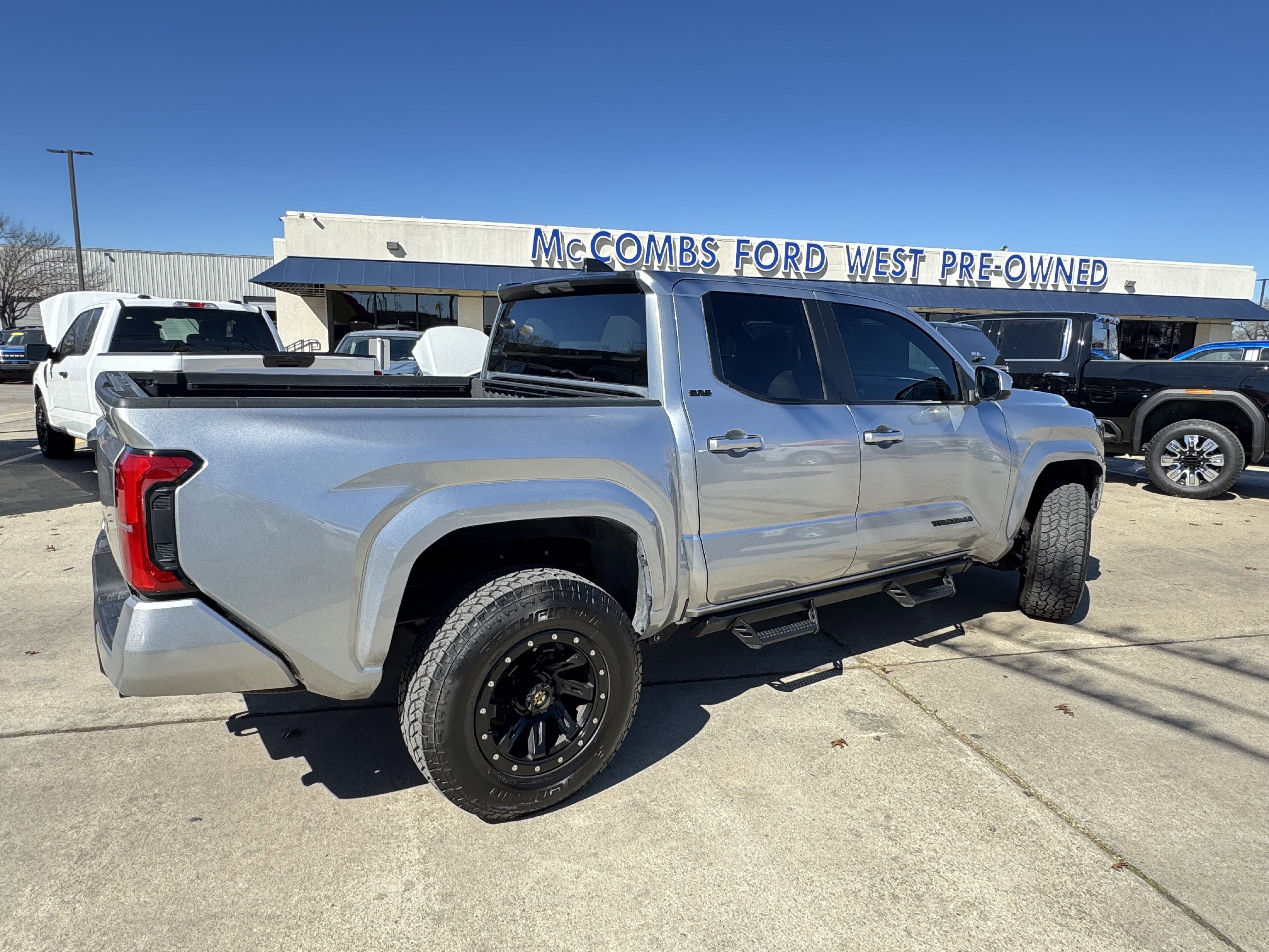 Used 2025 Toyota Tacoma Limited image 5